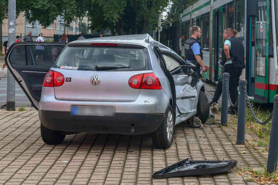 Die Beifahrerseite des VWs wurde komplett zerbeult.