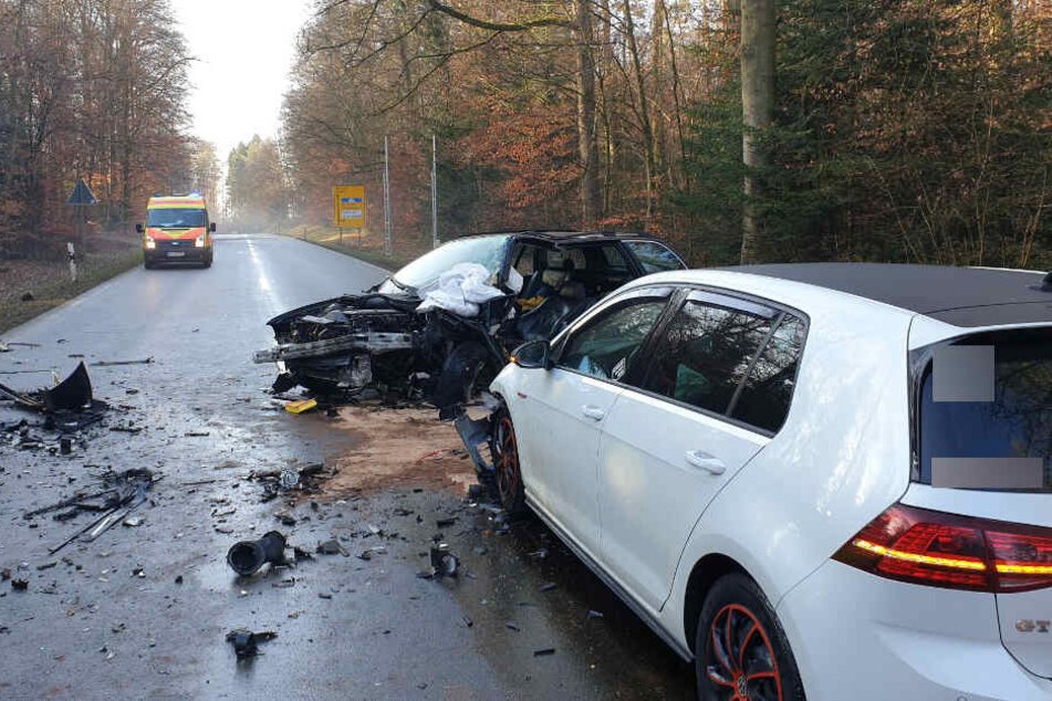 Ein Blick auf das Trümmerfeld nach dem Unfall auf der Landstraße.