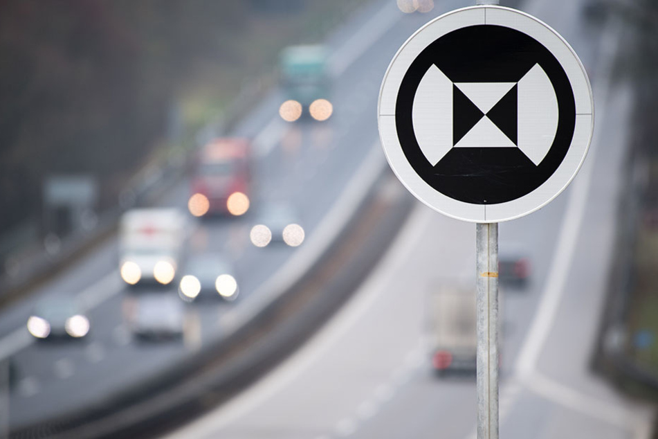 Die schwarz-weißen Schilder dienen als Orientierungspunkte für automatisch fahrende Autos.
