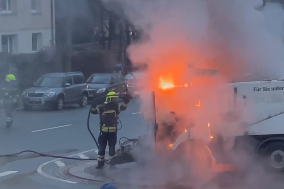 Chemnitz: Straßenkehrmaschine geht in Chemnitz in Flammen auf