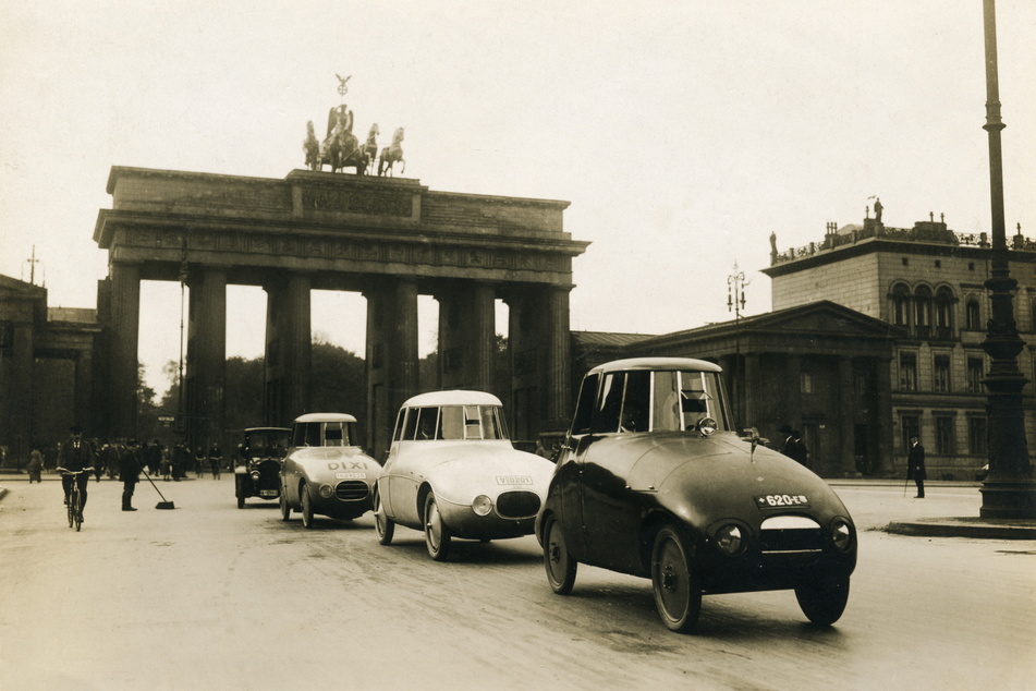 1921: Stromlinienautos von Paul Jaray in Berlin.