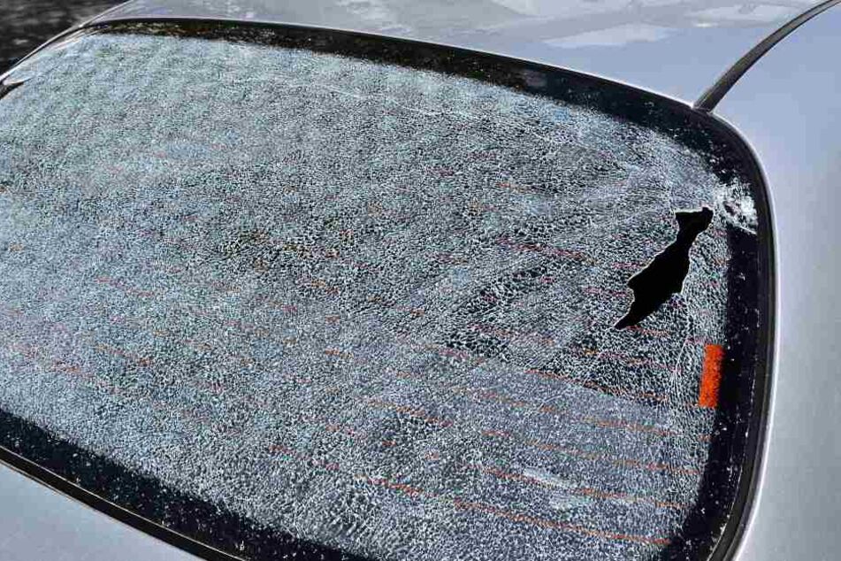 An mehreren Fahrzeugen wurden die Heckscheiben zerstört. (Symbolbild)