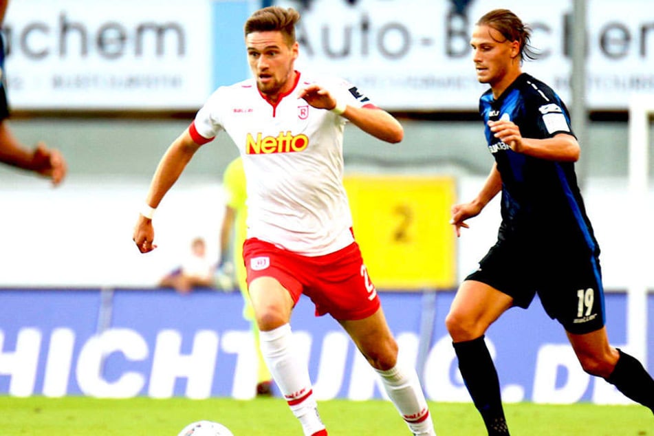 Jonas Nietfeld (l.) im Trikot des SSV Jahn Regensburg vor Paderborns Tobias Schwede am Ball. Vielleicht kehrt "Nieter" im Winter ja zurück zum FSV Zwickau.