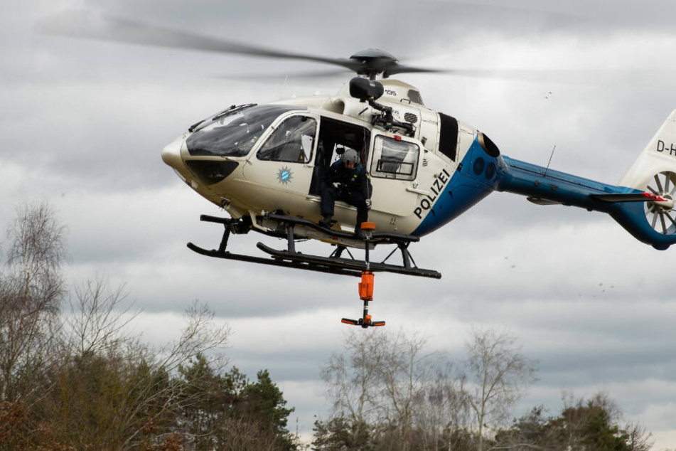 Zur Fahndung setzte die Polizei einen Hubschrauber ein. (Symbolbild)