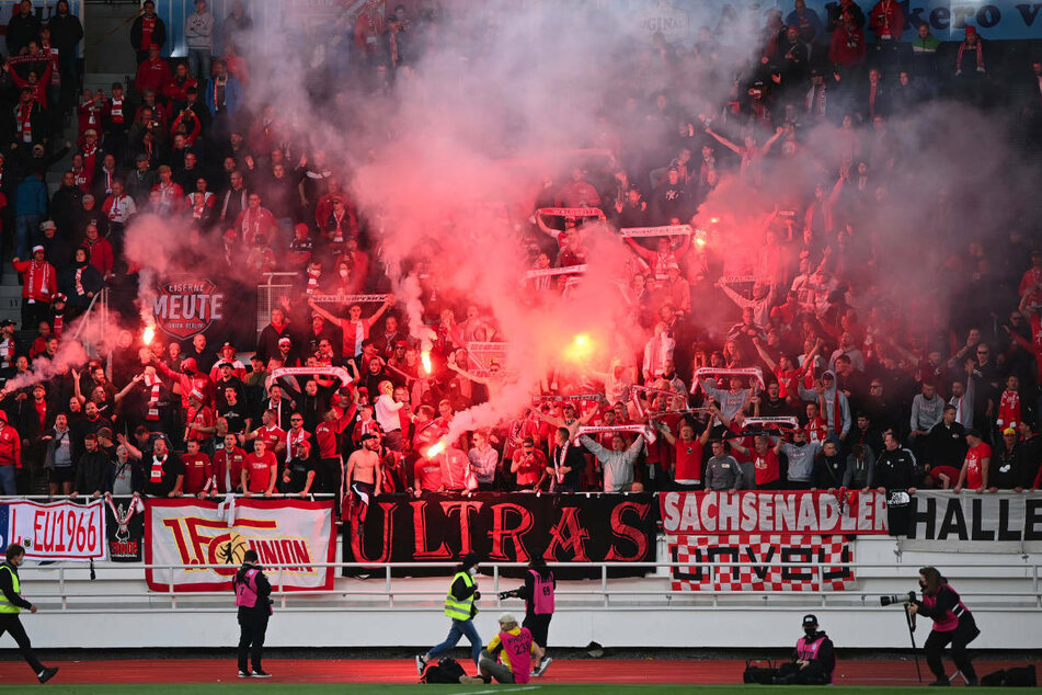 Auch in Prag wollen die mitgereisten Union-Fans wieder ein Stimmungs-Feuerwerk abbrennen - wie hier in Helsinki.