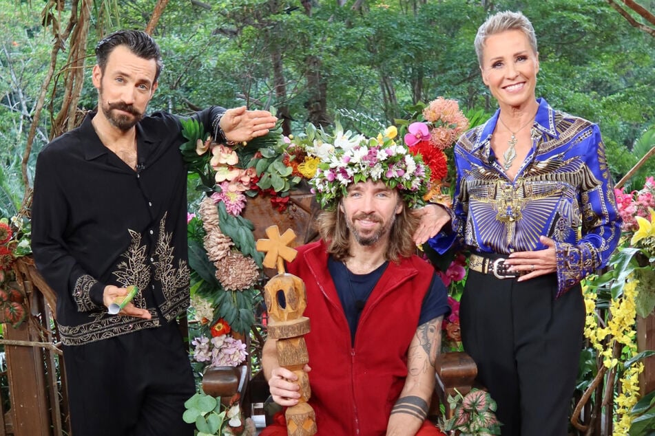 Moderator Jan Köppen (43, l.) bereut seine fehlende Einordnung der Falschaussagen des Dschungelkönigs.