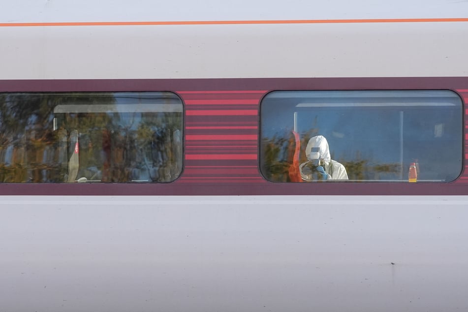 Ein forensischer Ermittler fotografiert den Tatort auf dem Bahnsteig des Bahnhofs Huntingdon.
