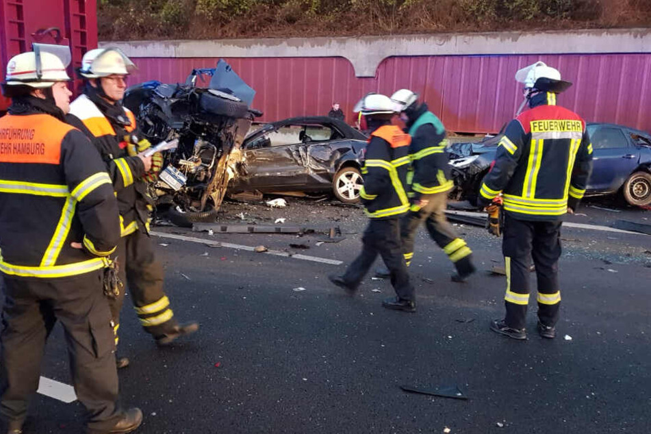 Den Einsatzkräften bot sich ein Bild des Schreckens auf der A1.