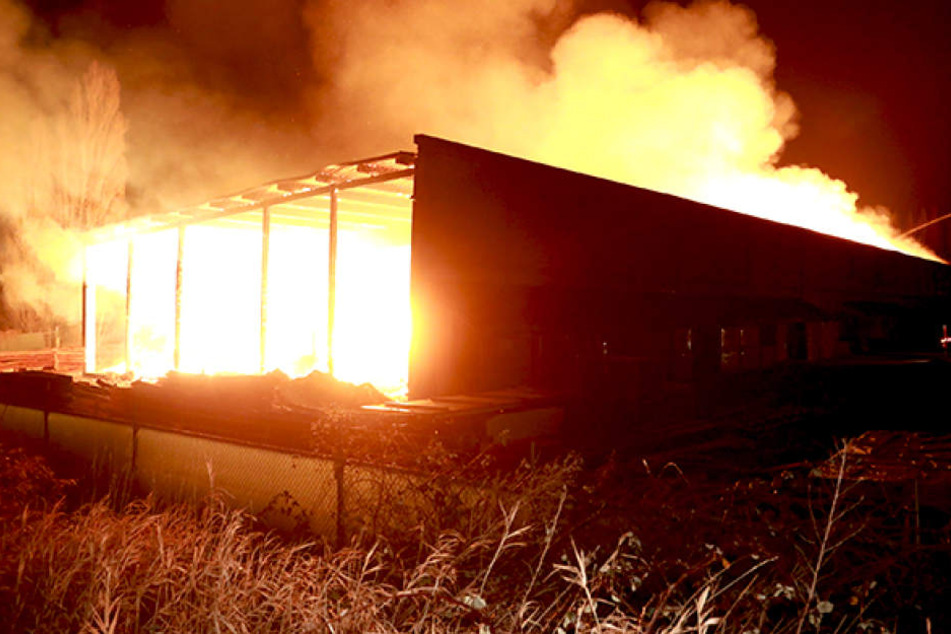 Die Kameraden der Feuerwehr waren stundenlang damit beschäftigt, das Feuer zu löschen.