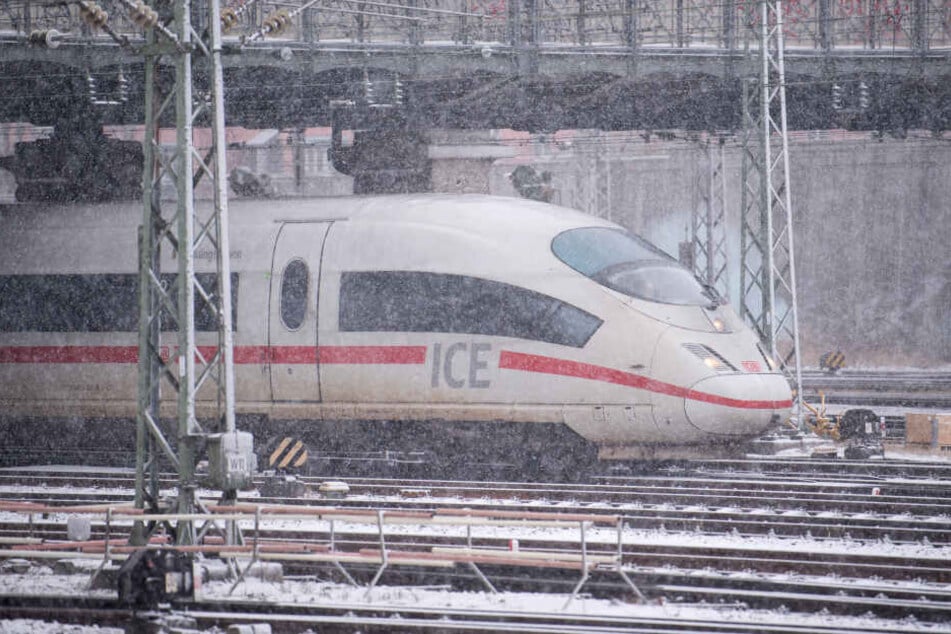 Der Zug stand mitten in der eisigen Kälte. (Symbolbild)