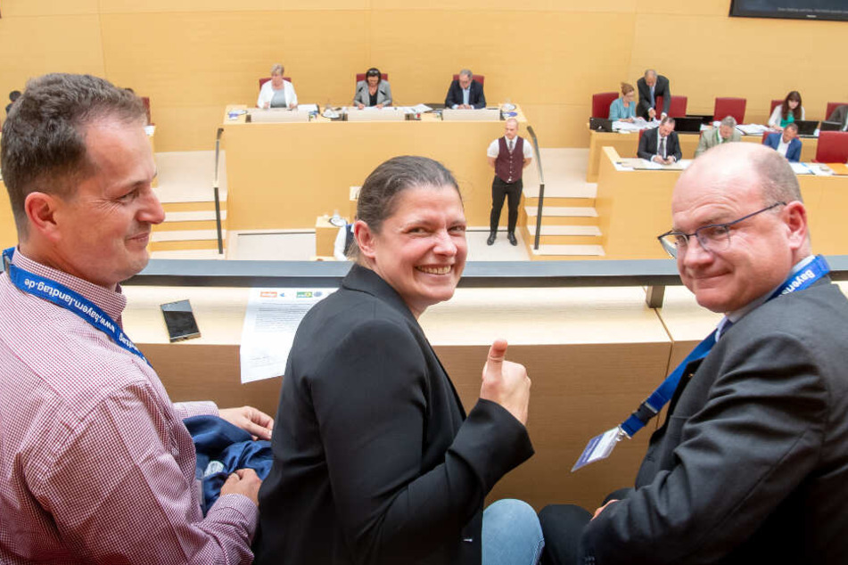 Claus Obermeier (l-r), Vorstand Umweltstiftung, Agnes Becker, Landesbeauftragte des Volksbegehrens "Rettet die Bienen", und Norbert Schäffer, Vorsitzender des Landesbundes für Vogelschutz in Bayern.
