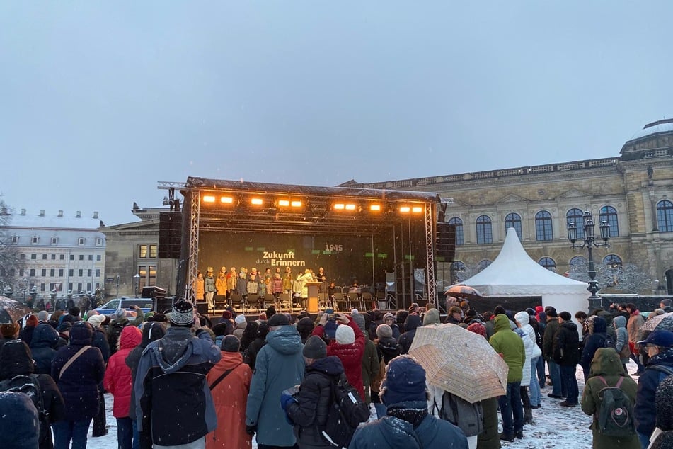 Der Kinderchor begann mit Gesangseinlagen.