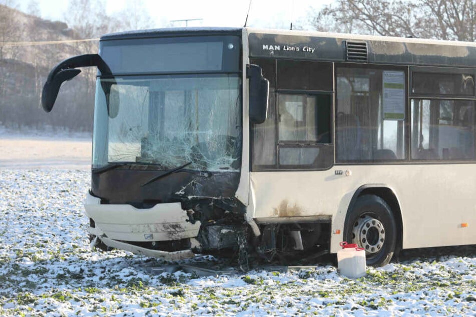 Auch an dem Bus entstanden große Schäden.