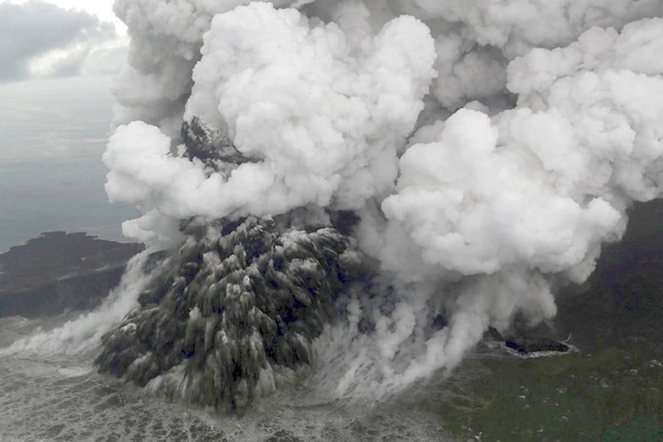 Die Ursache des Tsunamis war vermutlich ein Ausbruch des in der Sunda-Meerenge liegenden und 50 Kilometer vom Festland entfernten Vulkans Anak Krakatau.