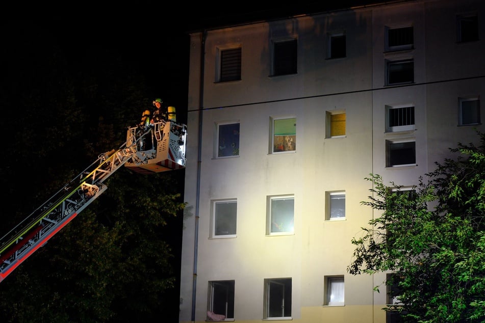 Über eine Drehleiter verschafften sie sich außerdem Zugang zu der Wohnung.