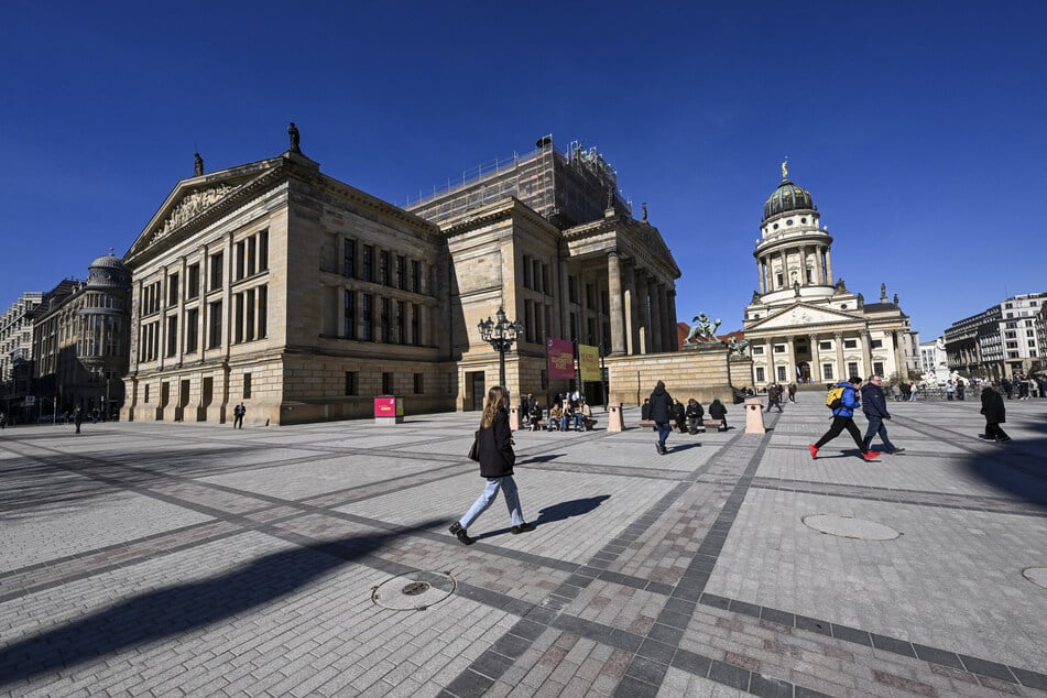Nach der Sanierung ist auch der Gendarmenmarkt inzwischen wieder ohne Einschränkung für Touristen zugänglich.