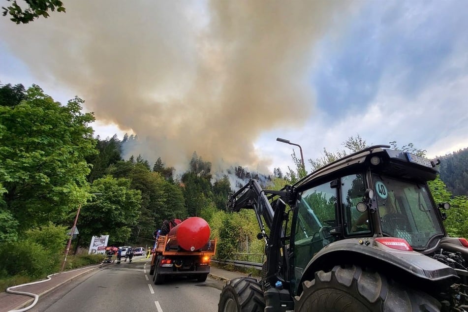 Die Feuerwehr kann aus Sicherheitsgründen nicht näher an den Brand vorrücken.