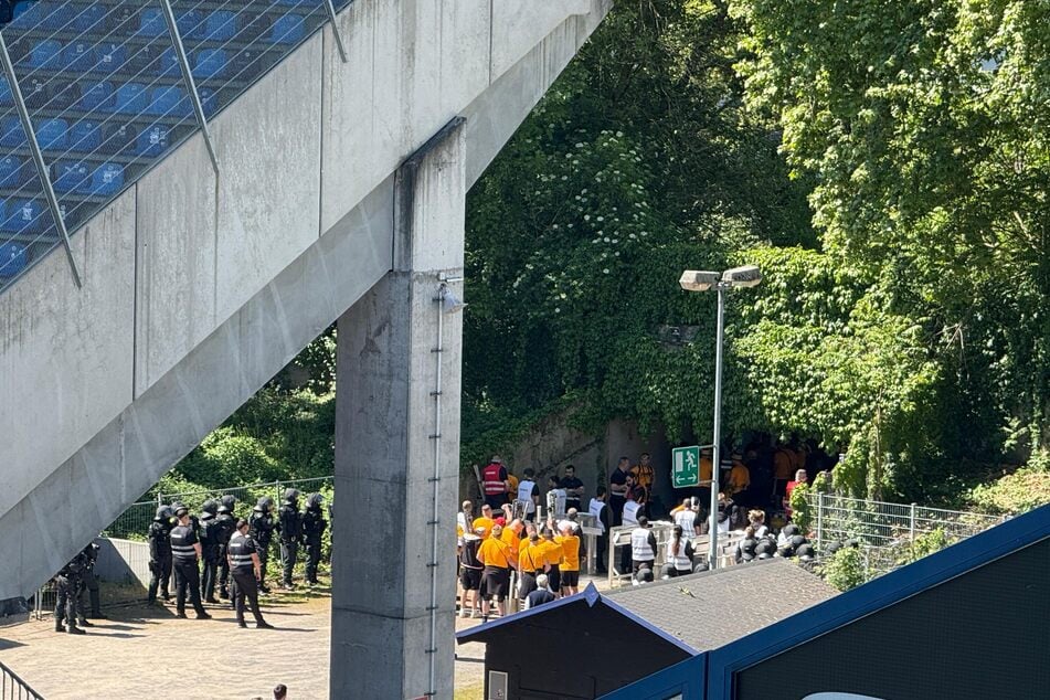 Die ersten Dynamo-Fans warten am Eingang zum Gästeblock.