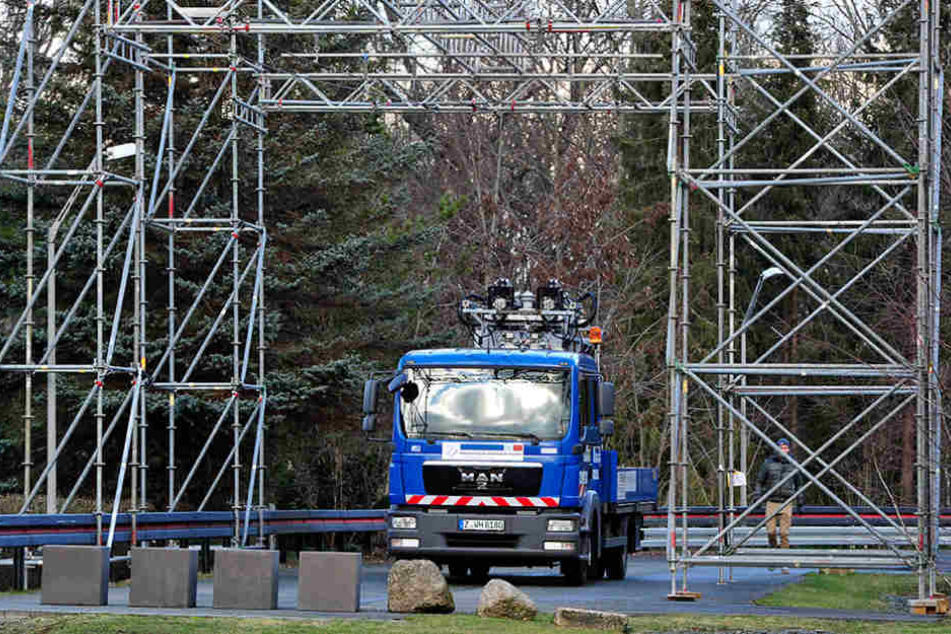 Das automatische Andrahtsystem, hier auf einem Versuchs-Lkw, wird die
Trolleybus-Welt revolutionieren.