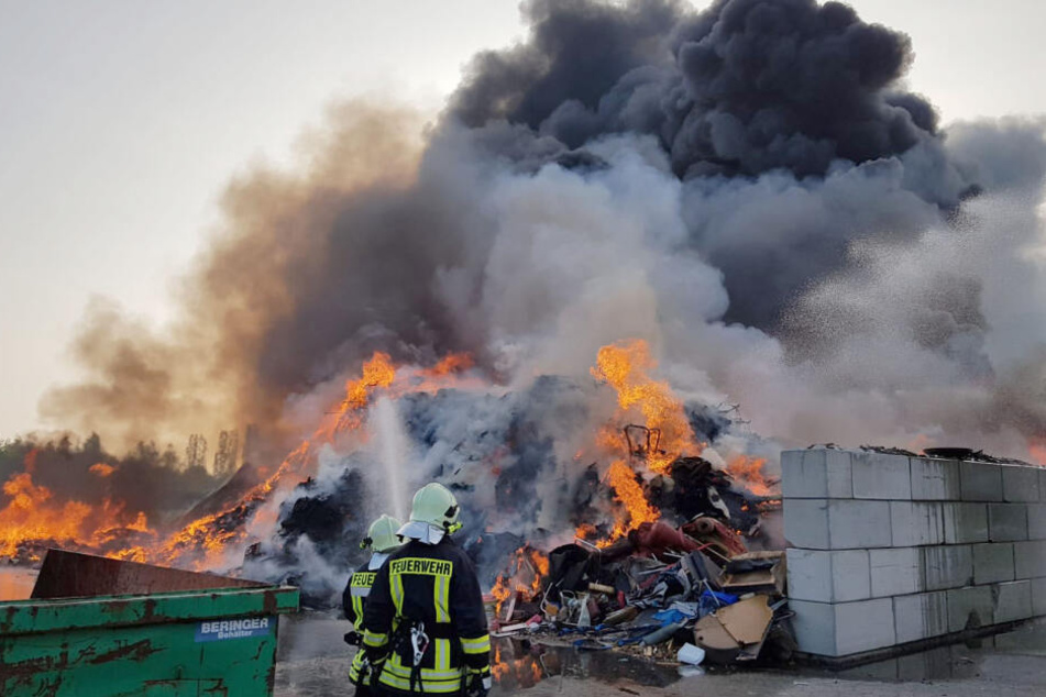 Das Feuer brach nach Polizeiangaben aus noch ungeklärter Ursache auf dem Gelände der Firma aus.