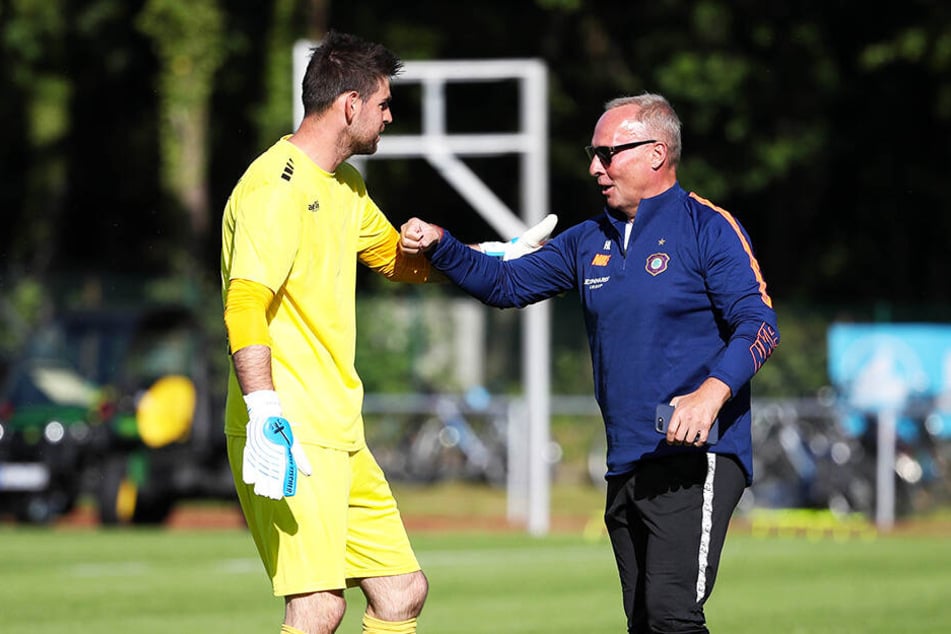 Wiedersehen alter Bekannter: Aue-Präsident Helge Leonhardt begrüßt sein langjährigen FCE-Keeper Stephan Flauder (l.), der mittlerweile beim FC Viktoria 89 die Nummer eins ist.