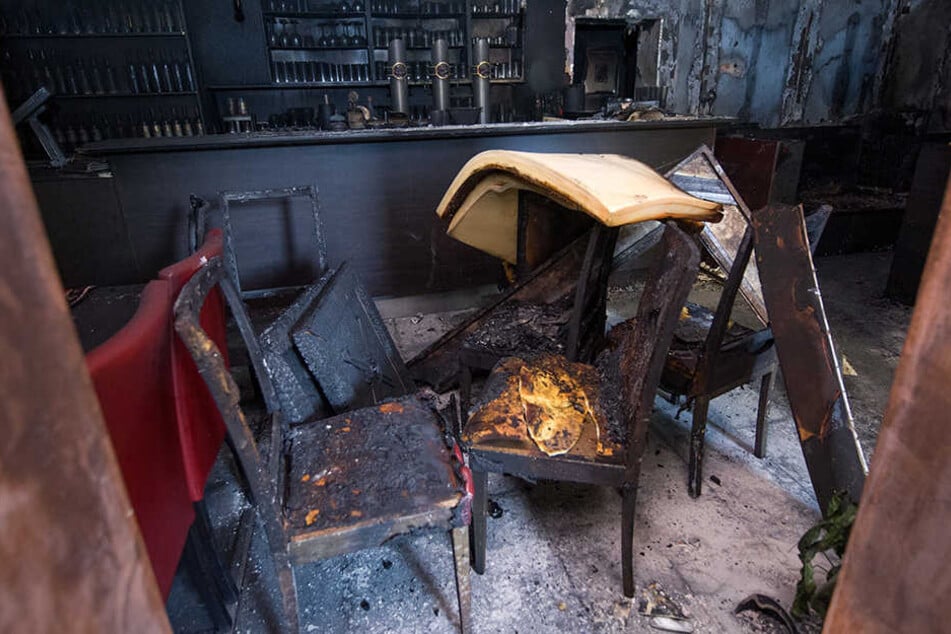 Die Angreifer gossen im Lokal an drei Stellen Benzin aus und zündeten es an. Es gab eine Detonation.
