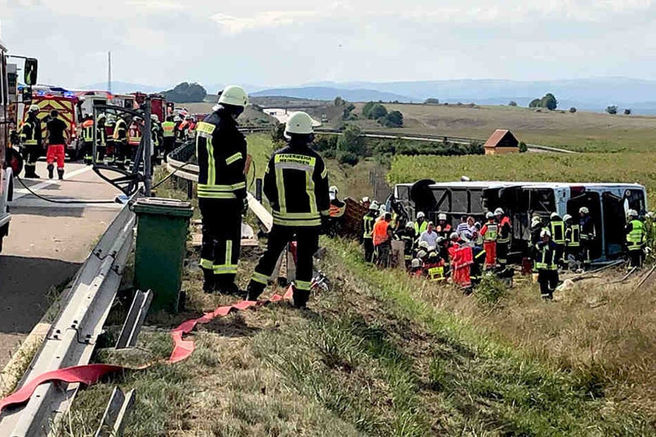 Feuerwehrleute und Sanitäter an der Unfallstelle.
