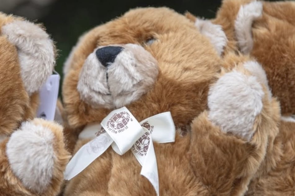 Die 400 gespendeten Kuscheltiere wurden feierlich von der Deutschen Teddystiftung an die Polizei übergeben.