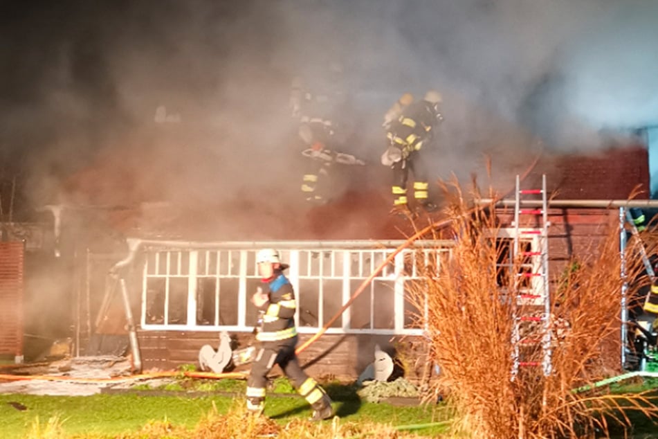 Die Feuerwehr wurde in der Nacht zu einer brennenden Gartenhütte in München-Großhadern gerufen.