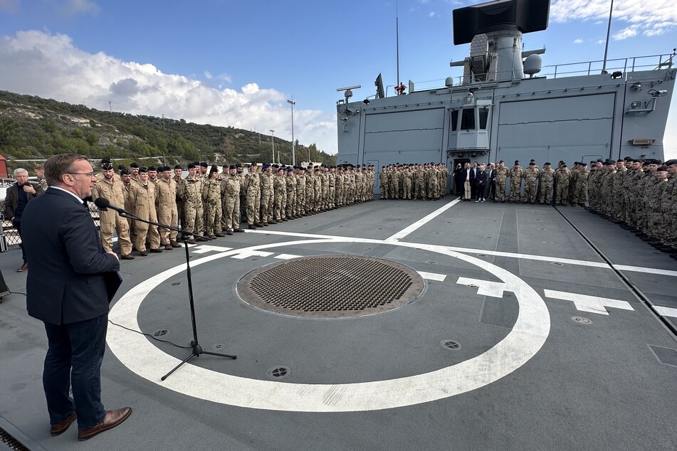 Kurz vor dem gefährlichen Einsatz der Fregatte "Hessen" im Roten Meer besuchte Verteidigungsminister Pistorius am Dienstag die rund 240 Soldaten an Bord.