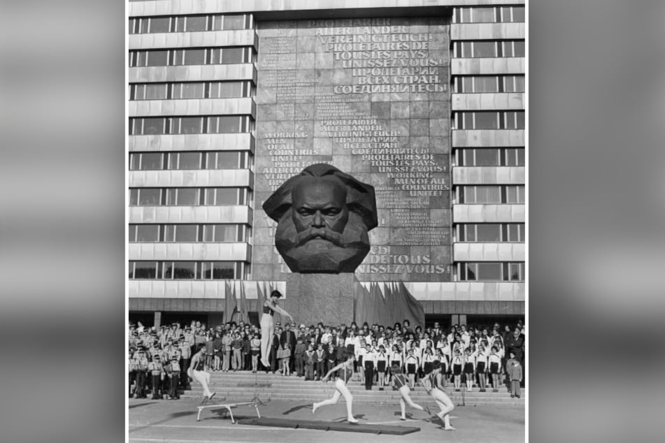 Kopf und Parole von Karl Marx bildeten zu DDR-Zeiten eine monumentale Kulisse für Großveranstaltungen.