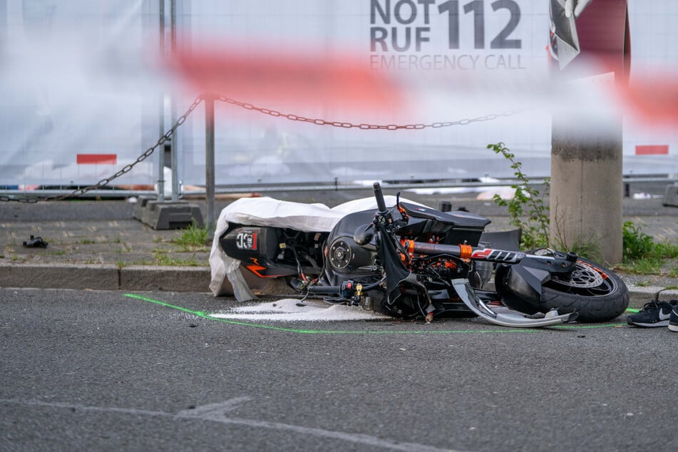 Der Motorradfahrer verstarb noch an der Unfallstelle.