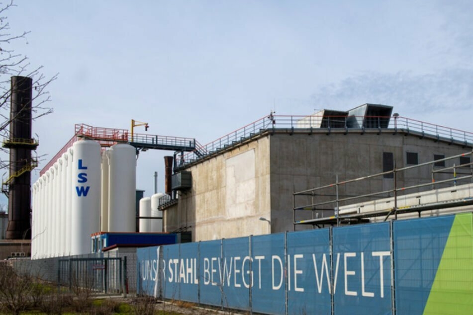 Die Lech-Stahlwerke in Schwaben beschäftigen etwa 800 Mitarbeiter. Ein ehemaliger Top-Manager steht jetzt wegen Bestechungsvorwürfen vor Gericht. (Archiv)