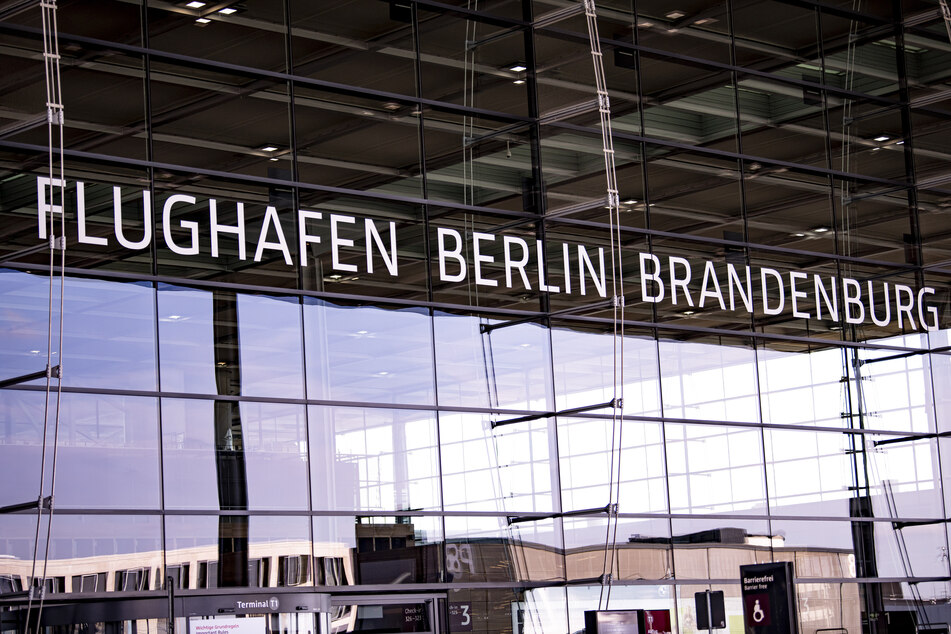 Am Flughafen Berlin-Brandenburg hatten es Beamte der Bundespolizei am Samstag nicht leicht. Ein Mann randalierte, weil ihm die Einreise verweigert worden war.