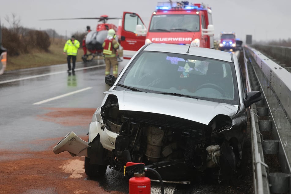 Unfall A4: Vollsperrung auf A4 Richtung Dresden: Ford-Fahrer nach Unfall schwer verletzt