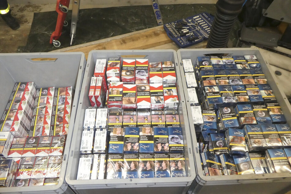 Die Beamten erhoben etwa 3500 Euro Tabaksteuer nach.