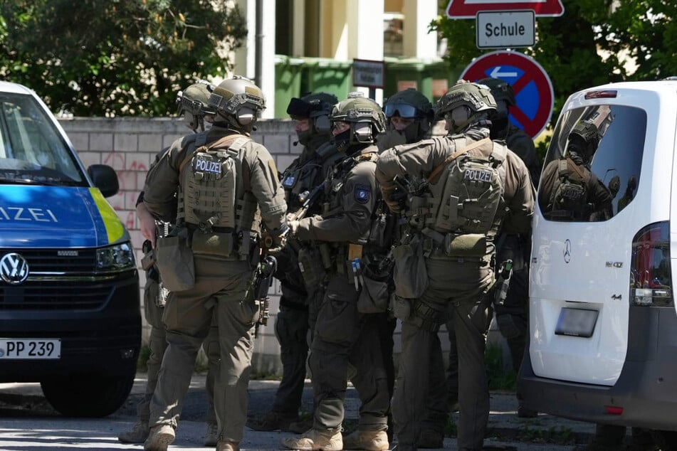 Das Spezialeinsatzkommando (SEK) ist vor Ort und begleitet nach und nach die Schüler und Lehrer aus den Klassenzimmern ins Freie.