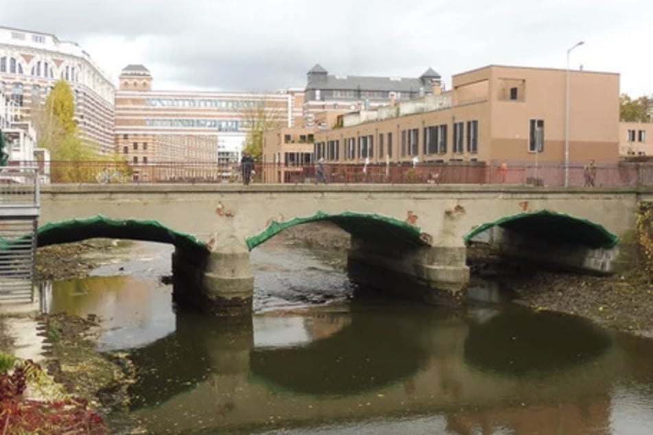 Bisher bestand die Karlbrücke aus einem in die Jahre gekommenen Ziegelgewölbe. Es wird nun durch einen modernen Stahlbogen ersetzt.