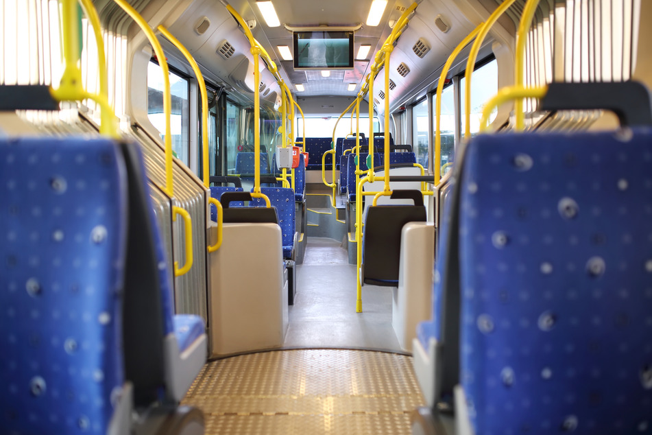 In einem Bus attackierten zwei junge Männer eine Busfahrerin (Symbolbild).