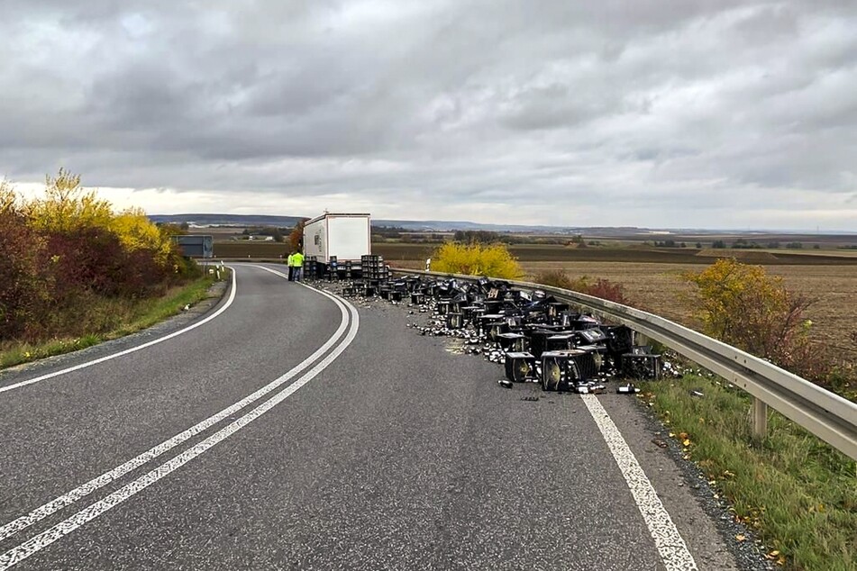 Beim Auffahren auf die Autobahn verlor der Lkw-Fahrer die Kontrolle über sein Fahrzeug. In der Folge kullerten die Bier-Kisten auf die Straße.