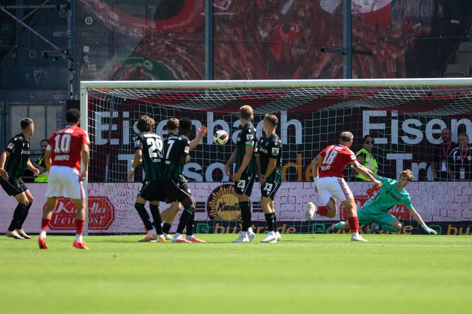 Energie hatte am Sonntagnachmittag das Glück gepachtet, auch Tolcay Cigercis Freistoß zum 1:0 wurde unhaltbar abgefälscht.