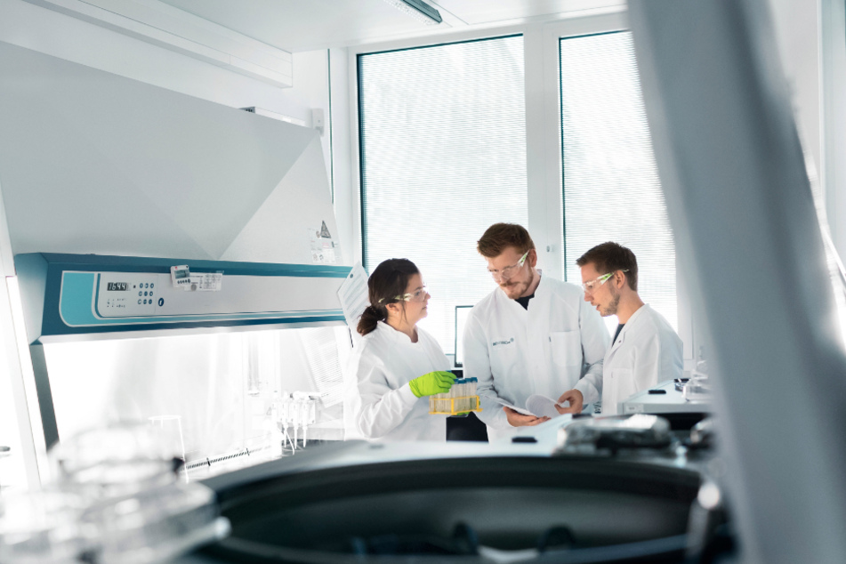Mitarbeiter des Biotechnologie-Unternehmens Biontech beraten sich im Labor.