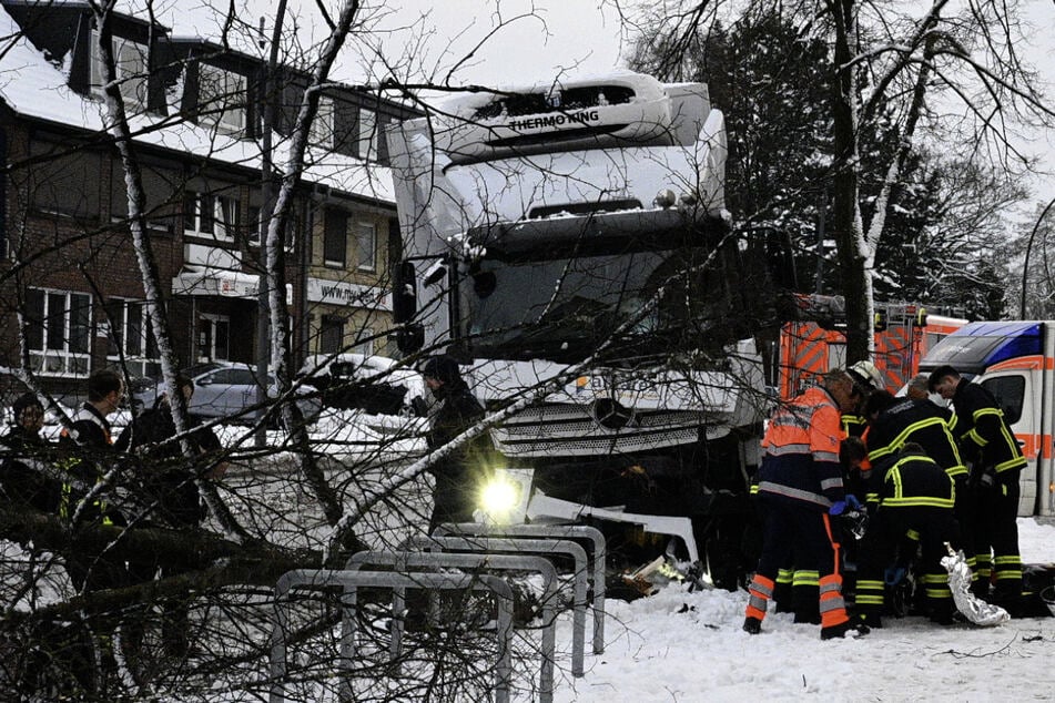 Lastwagen kracht gegen Baum: Fahrer muss nach Unfall reanimiert werden