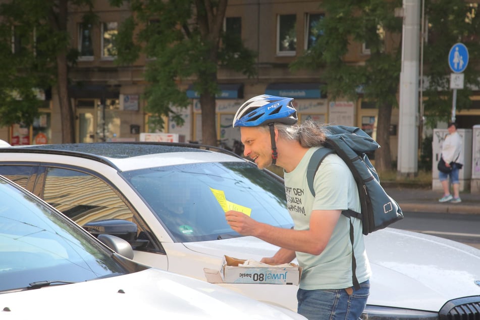 Aktivist Christian Bläul (42) überreichte wartenden Autofahrern Info-Flyer.