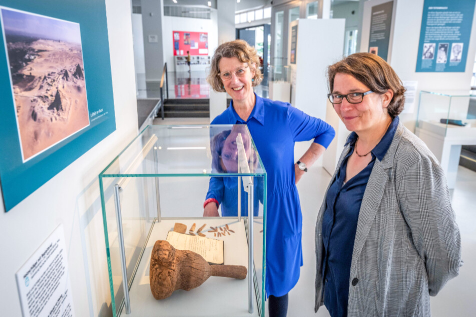 Museumsleiterin Sabine Wolfram (63, l.) und Kuratorin Yvonne Schmuhl (48) betrachten eine Vitrine in der neuen smac-Ausstellung.