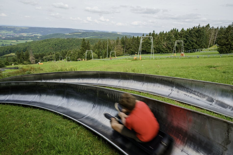 Auf der Wasserkuppe gibt es verschiedene Attraktionen - unter anderem eine Sommerrodelbahn.