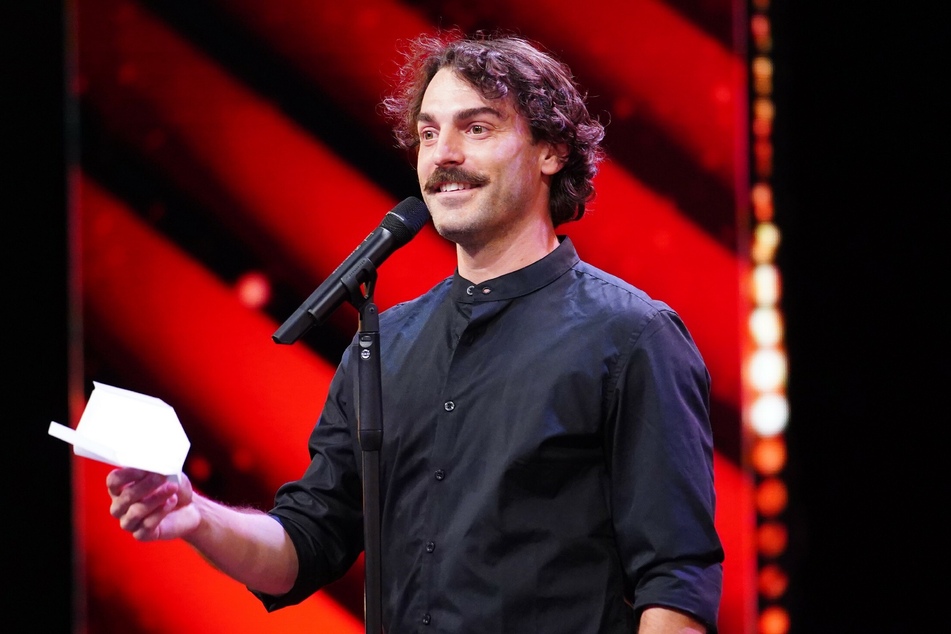 Der gebürtige Italiener Andrea Castiglia (36) ist ein professioneller Papierflieger-Pilot.