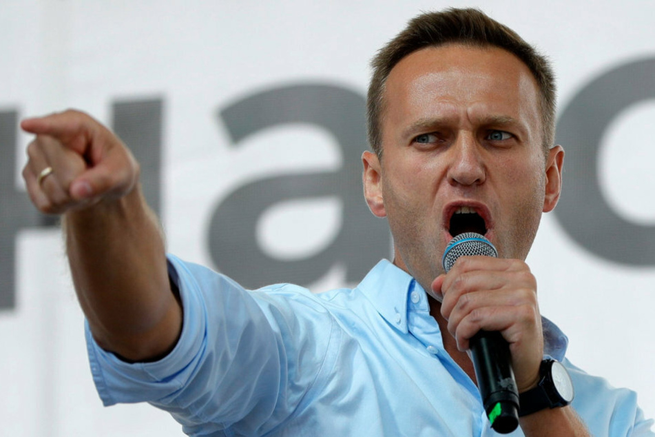 Oppositionsführer Alexej Nawalny spricht 2019 bei einer Protestaktion in Moskau. Der Kremlkritiker macht ein unter dem Befehl von Wladimir Putin agierendes "Killerkommando" des FSB für seine Vergiftung verantwortlich.