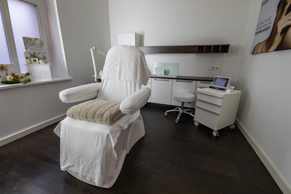 In ruhig eingerichteten Räumen genießen Kunden eine individuelle Beauty-Behandlung durch Katja Schöne oder eine ihrer drei Mitarbeiterinnen.