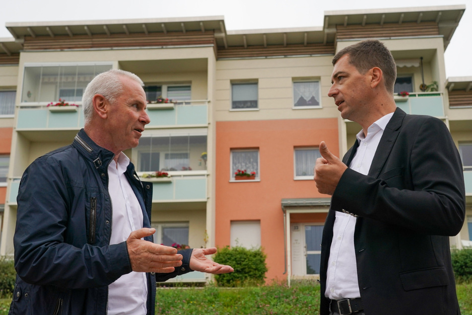 Uwe Matthe (l.), Chef der Schwarzenberger Wohnungsgesellschaft, spricht mit Alexander Müller vom Verband der Wohnungs- und Immobilienwirtschaft über Rückbaumaßnahmen.